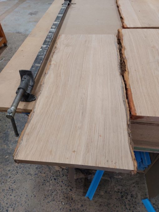 Planche de bois brut avec écorce pour table ou plateau